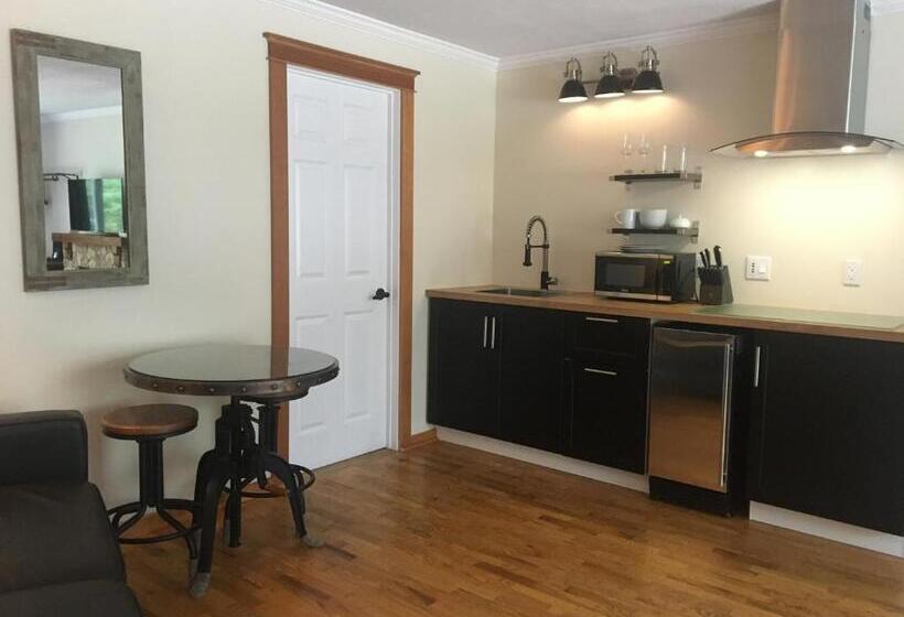 מוטל Canadian Rockies Inn   Adults Only