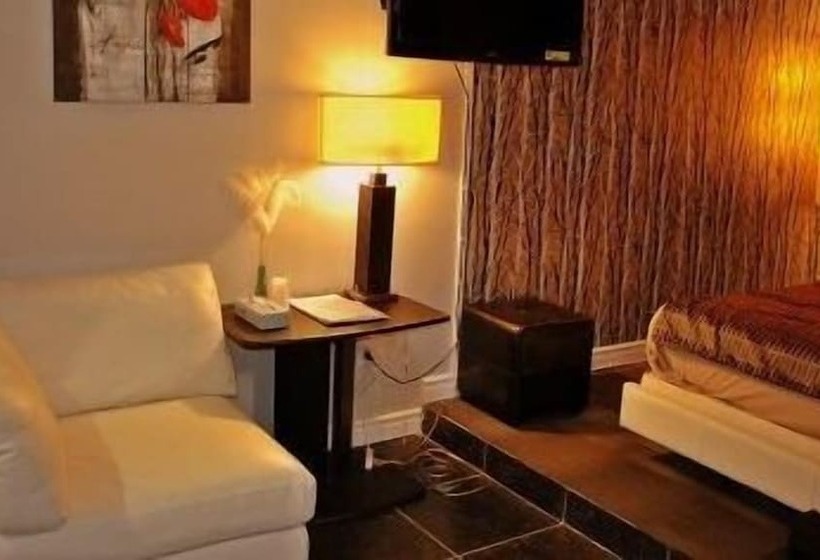 Мотель Chomedey Inn