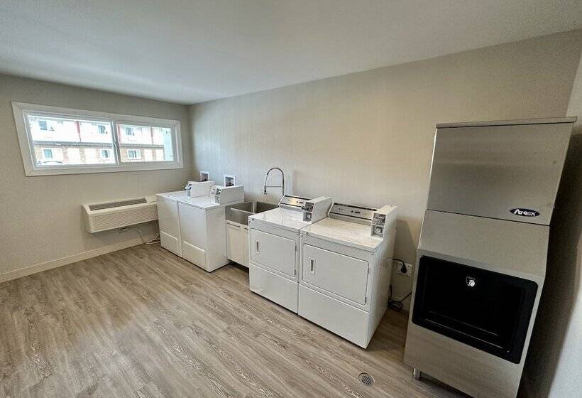 מוטל Econo Lodge Inn & Suites