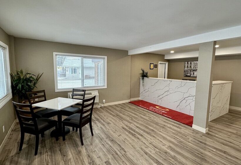 מוטל Econo Lodge Inn & Suites