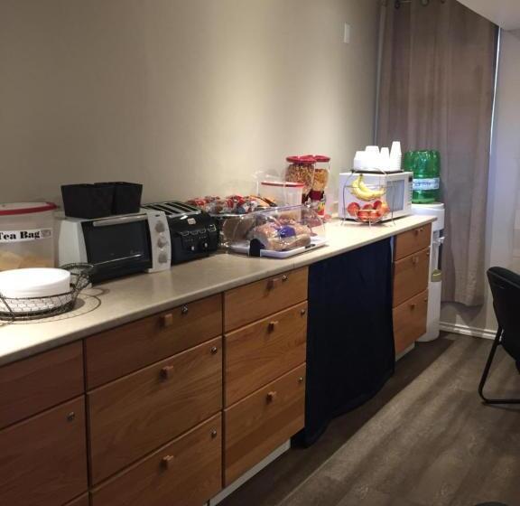 فندق على الطريق Red Deer Inn & Suites