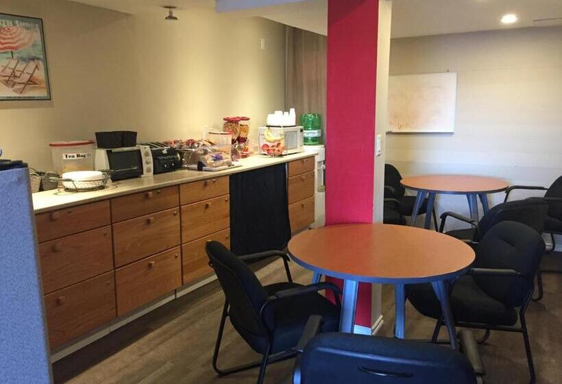 فندق على الطريق Red Deer Inn & Suites