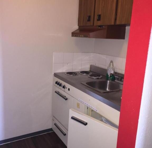 فندق على الطريق Red Deer Inn & Suites