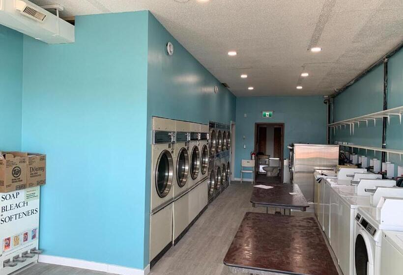 فندق على الطريق Red Deer Inn & Suites