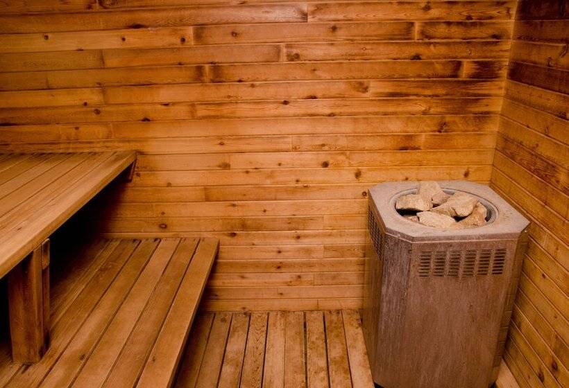 فندق على الطريق Swiss Village Inn