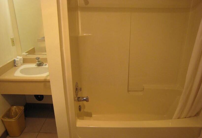 فندق على الطريق Swiss Village Inn