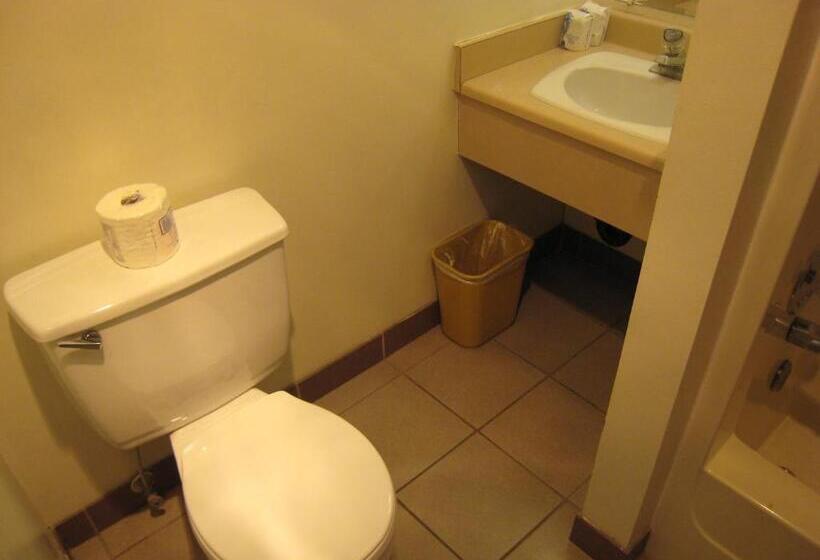 فندق على الطريق Swiss Village Inn