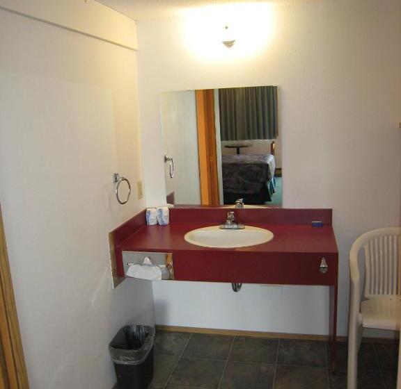 فندق على الطريق Swiss Village Inn