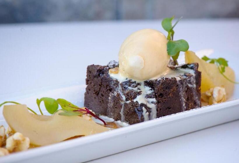 Курорт 124 On Queen Hotel & Spa