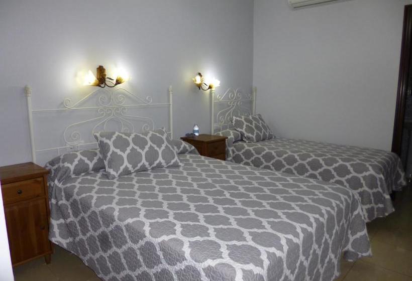 הוסטל Hostal Virgen Del Rocio