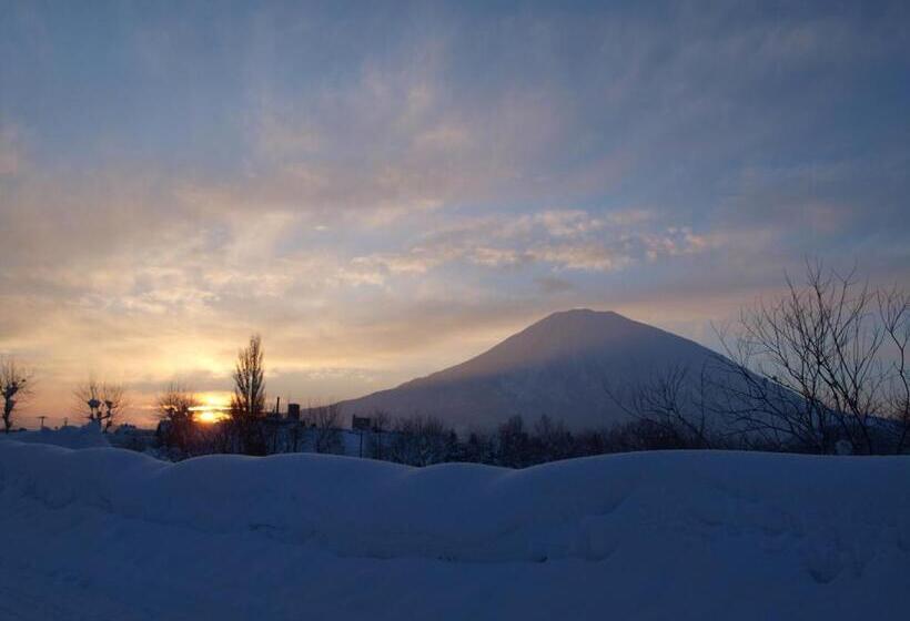 Общежитие Niseko Tabitsumugi Backpackers