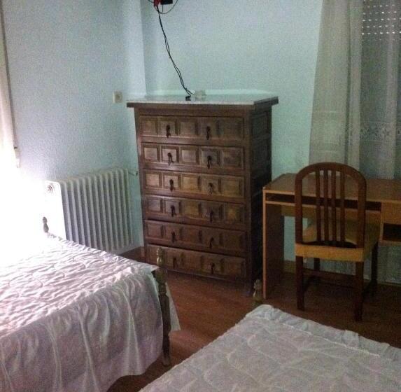 הוסטל Pensión Ruiz