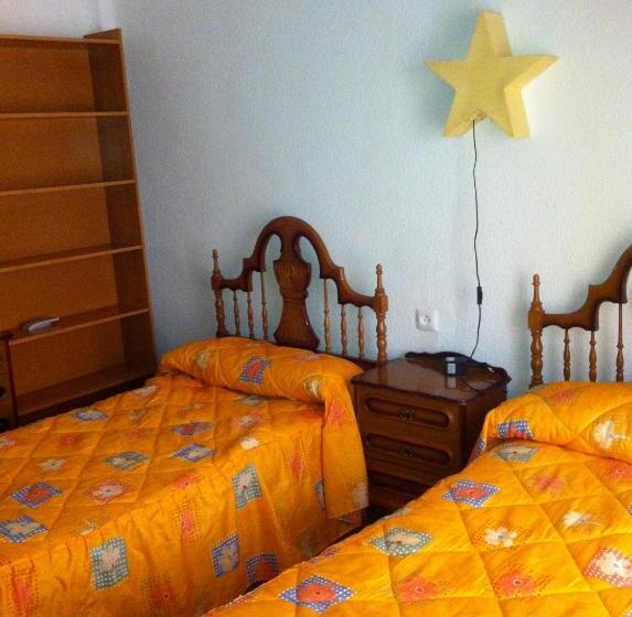 הוסטל Pensión Ruiz