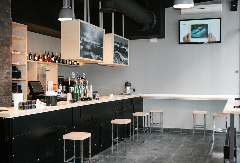 Mundaka Hostel & Sports Cafe