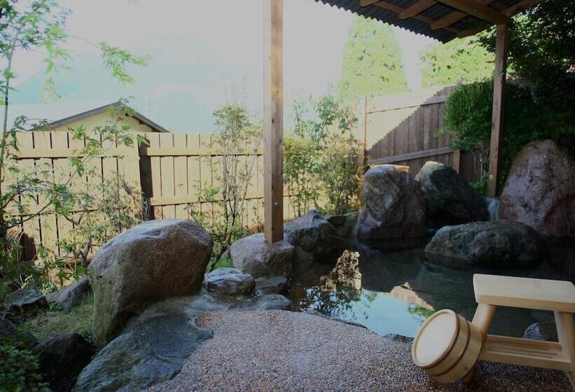 료칸 Yufuin Sanso Waremokou