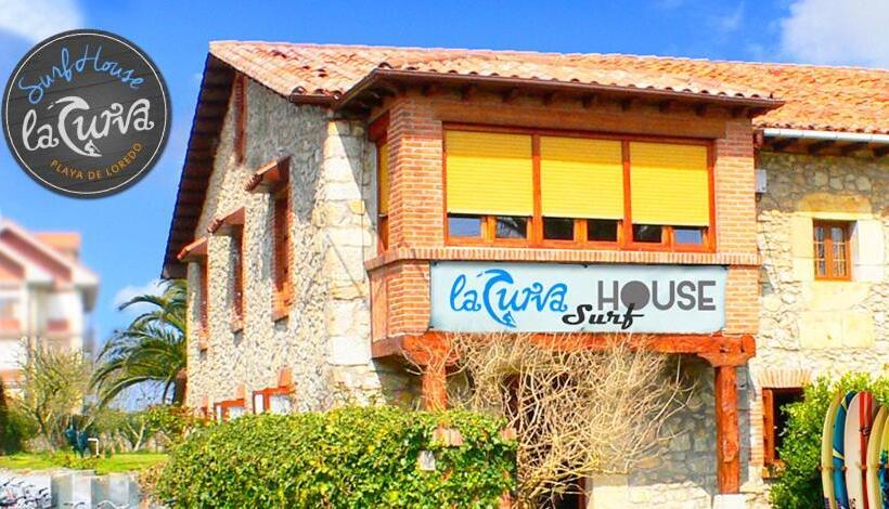 مبيت وإفطار La Curva Surfhouse   Hostel