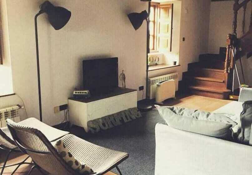 مبيت وإفطار La Curva Surfhouse   Hostel