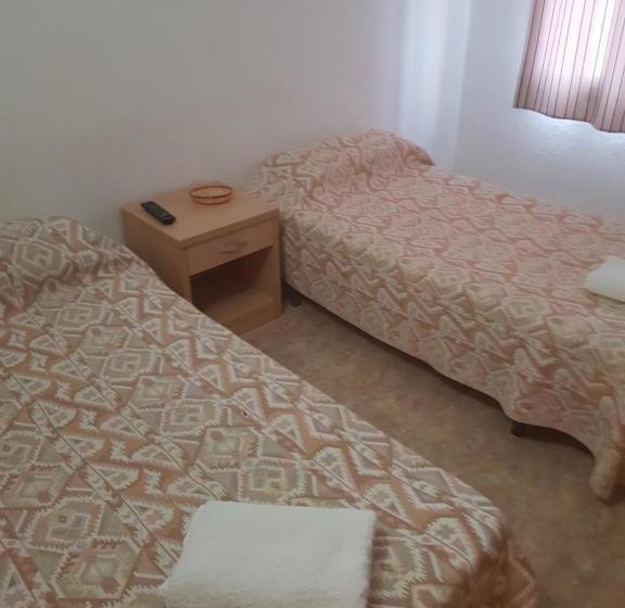 הוסטל Hostal Pizzeria Oasis