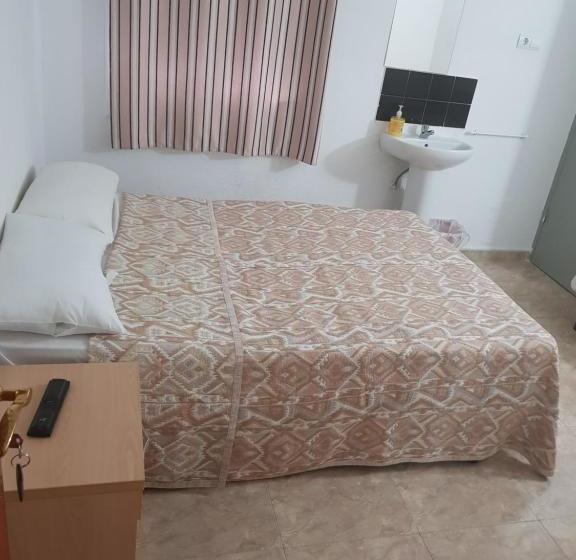 הוסטל Hostal Pizzeria Oasis