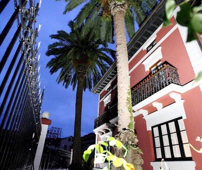 هتل Casa De Indianos Don Tomas