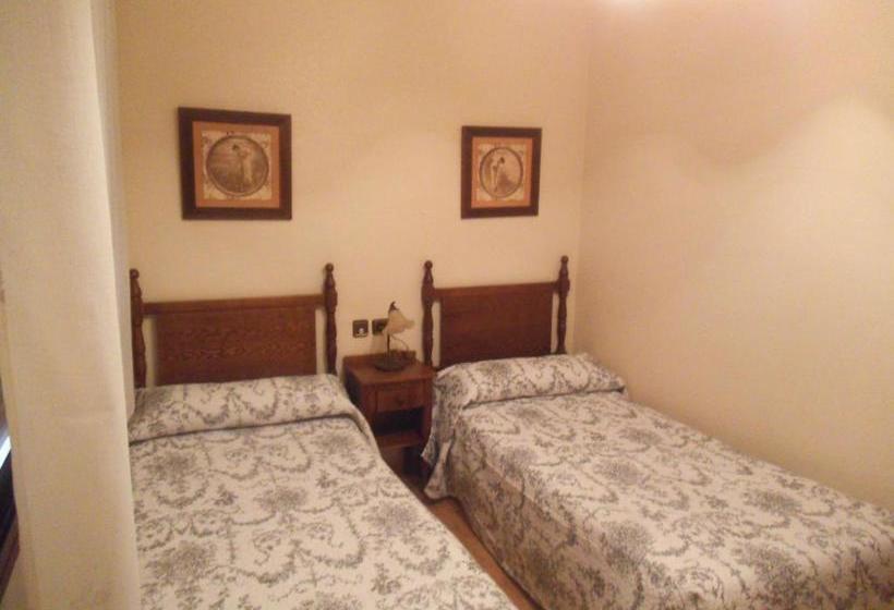 Отель Hostal Los Galgos