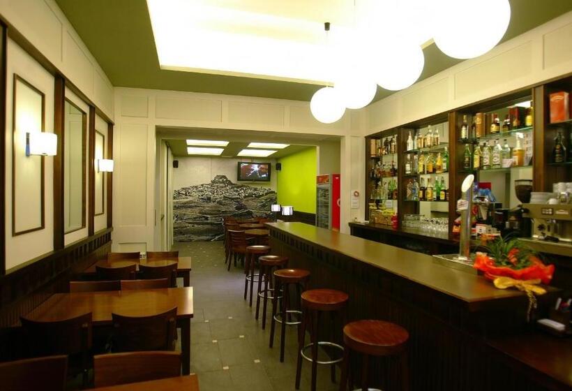 ホテル La Fonda Moreno