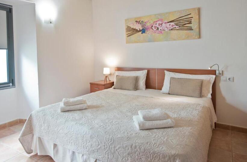 فندق Hostal La Salut De Terrades