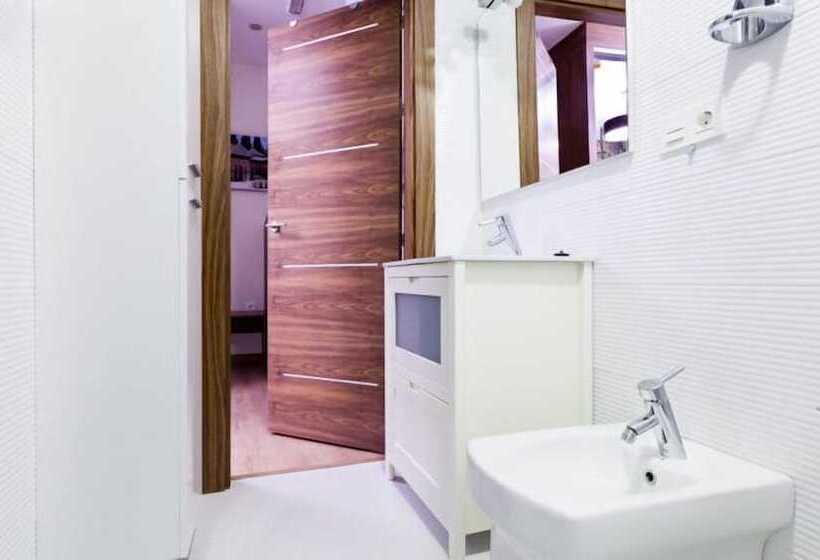 هتل Hostal Arriola