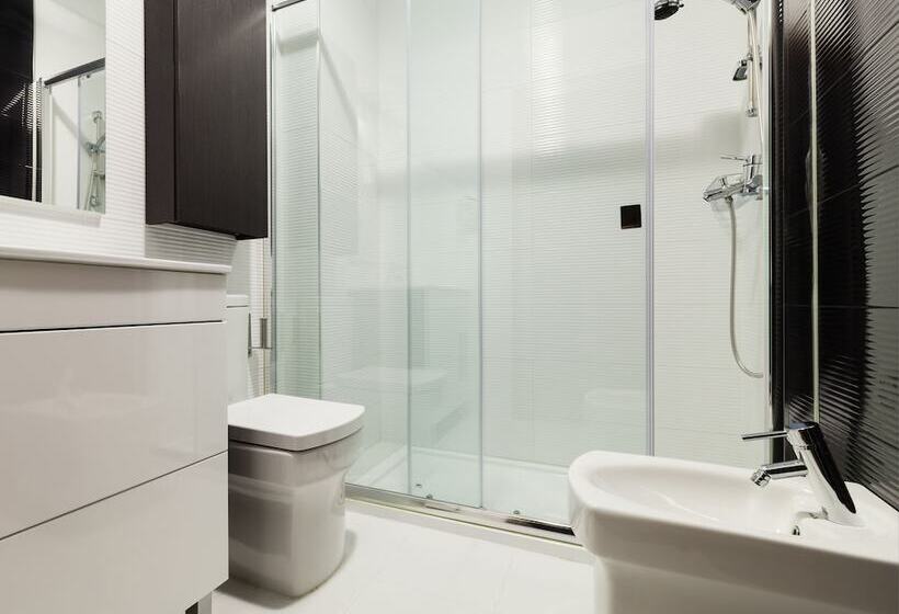 هتل Hostal Arriola