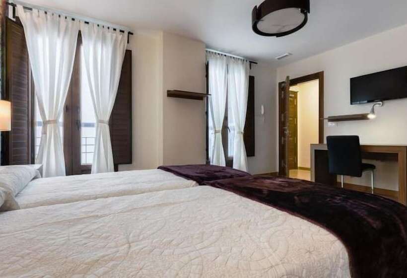 هتل Hostal Arriola