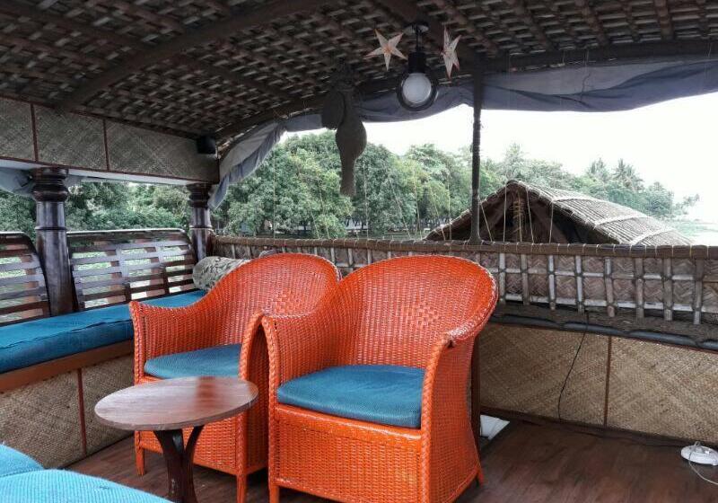 בית מלון כפרי Sreekrishna Houseboat   Vaccinated Staff