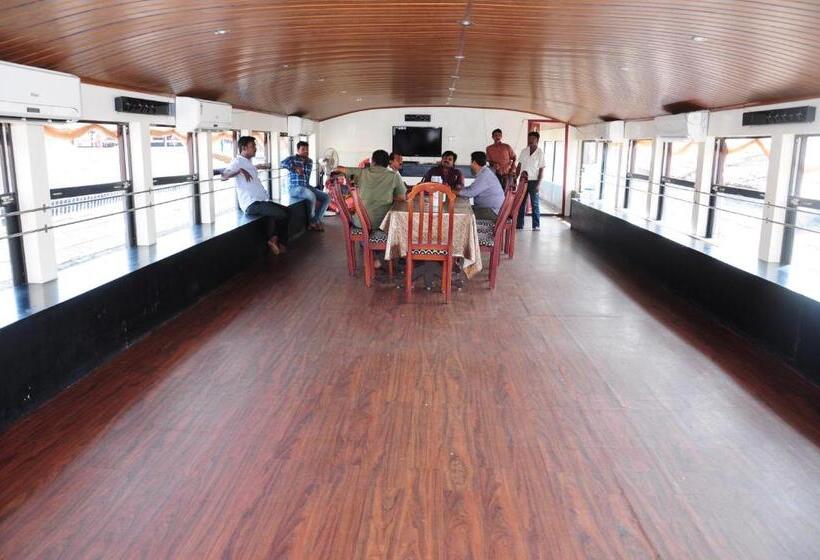 בית מלון כפרי Sreekrishna Houseboat   Vaccinated Staff