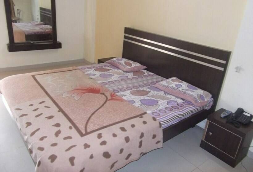 酒店 Trimurti Pride