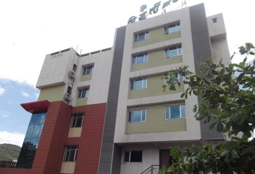 酒店 Trimurti Pride