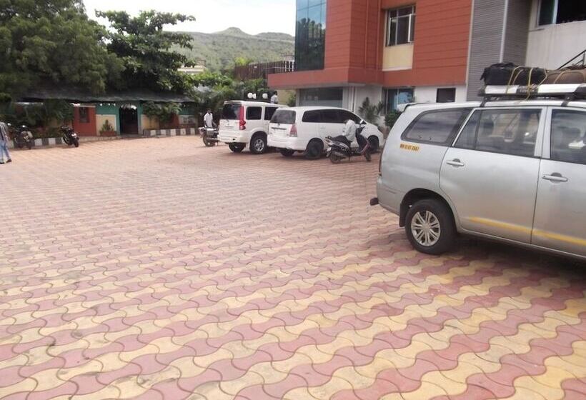 酒店 Trimurti Pride