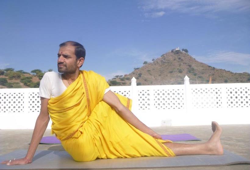 هتل White House   A Family Homestay