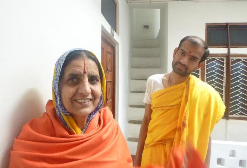 هتل White House   A Family Homestay