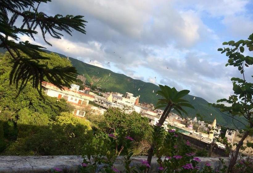 هتل White House   A Family Homestay