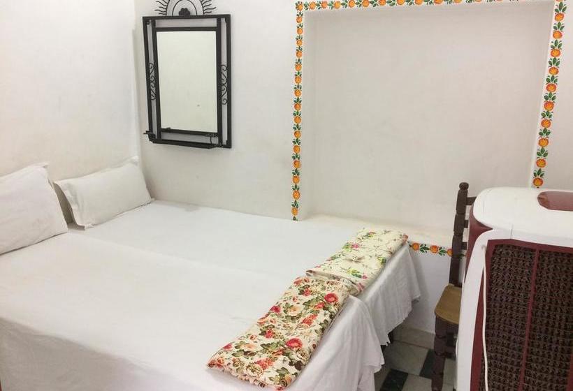 هتل White House   A Family Homestay