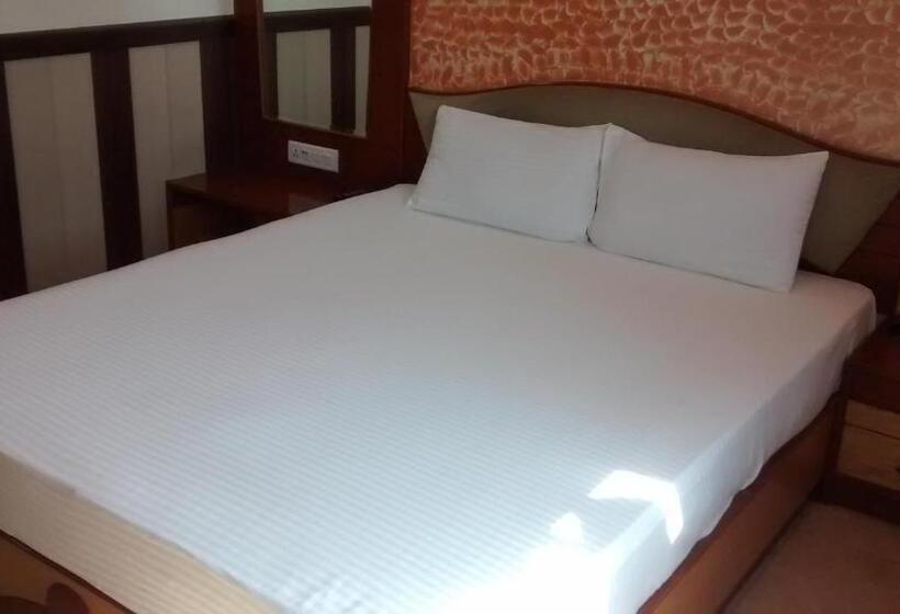 Wingston A Treehouse Hotel, Mathura