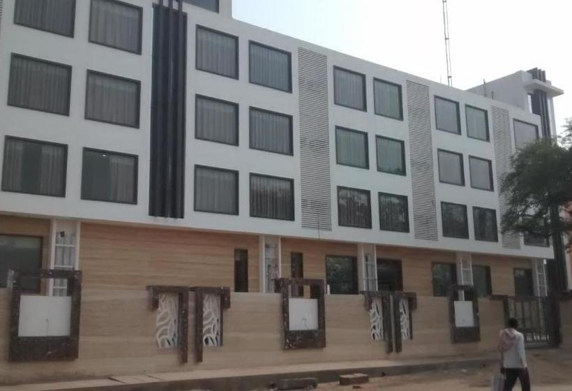 Wingston A Treehouse Hotel Goverdhan