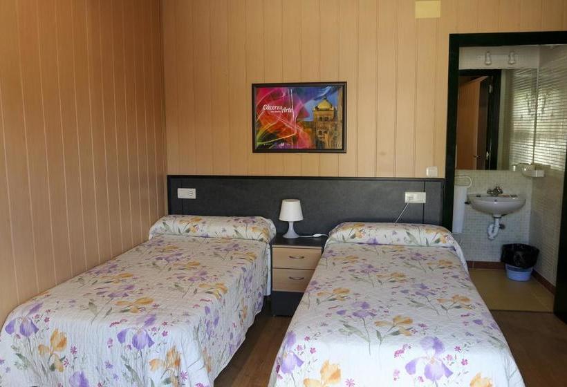 مُتل Hostal Bungalows Camping Cáceres