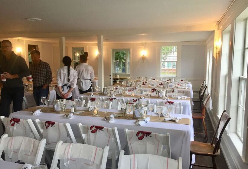 تختخواب و صبحانه Copper Swan