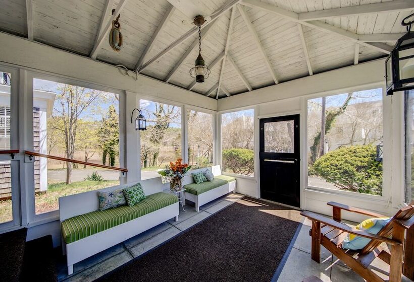 تختخواب و صبحانه Copper Swan