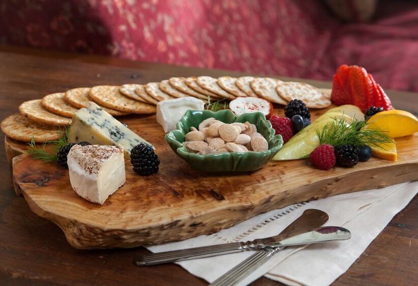 Lang House On Main Street Bed & Breakfast