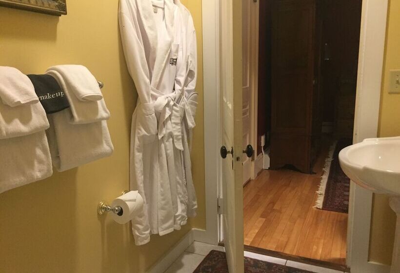 Lang House On Main Street Bed & Breakfast