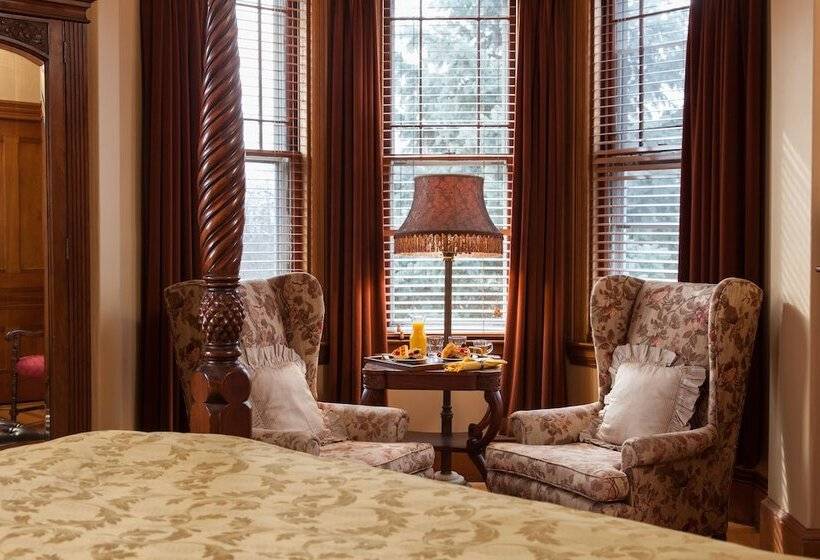 Lang House On Main Street Bed & Breakfast