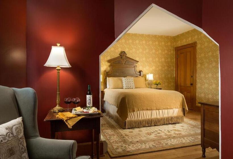 Lang House On Main Street Bed & Breakfast