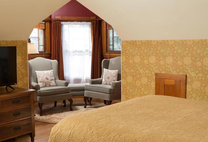 Lang House On Main Street Bed & Breakfast