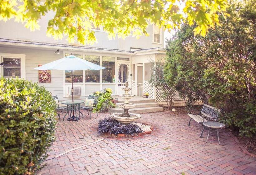 مبيت وإفطار Silver Heart Inn & Cottages